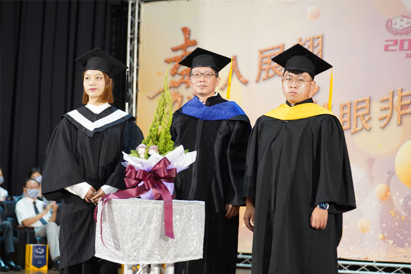 嘉藥畢業生代表薛宇哲(右)及金城茉彌(左)回贈當年入學時校方贈送新生的樹木