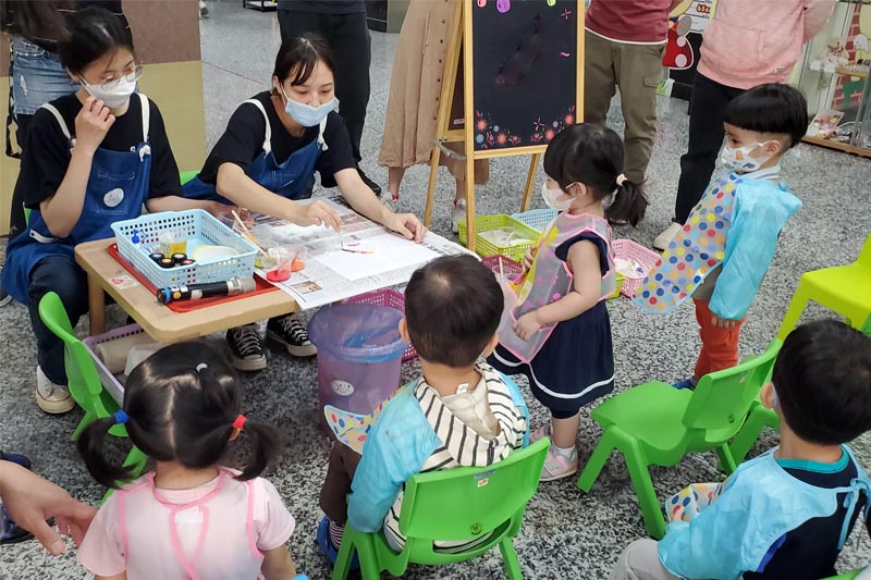 幼保系學生向表朋友們示範說明創作方法