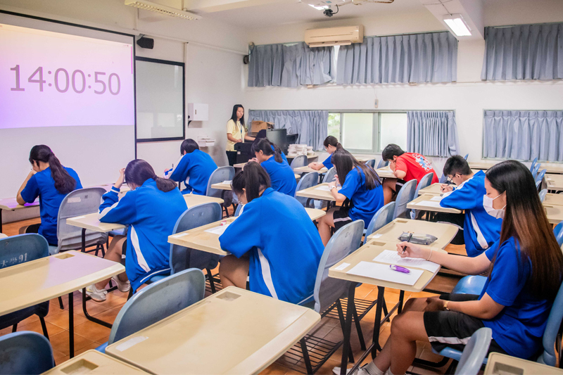 學生們各個戰戰兢兢的進行淘汰賽選拔