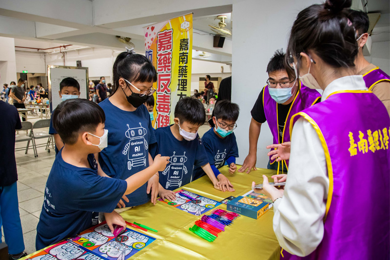 孩童透過桌遊方式了解藥物濫用對身體的傷害