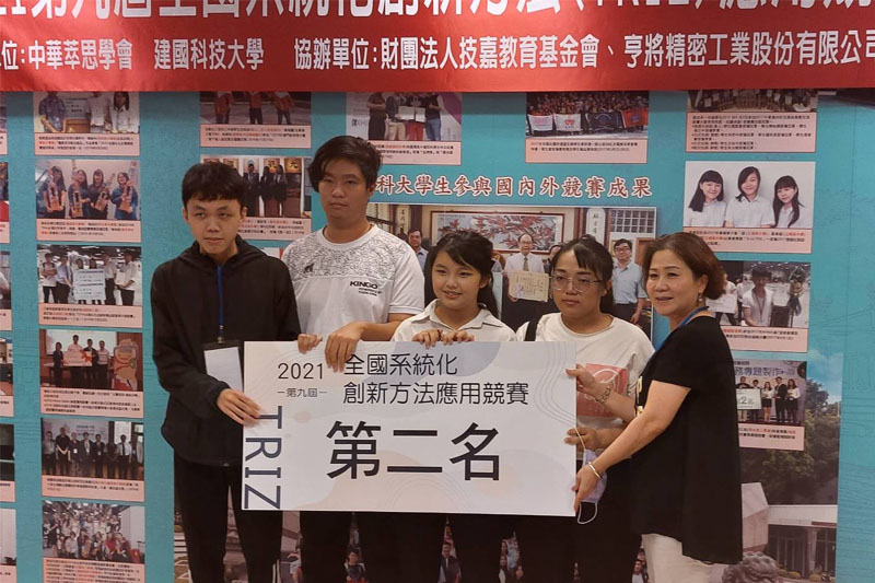 王佳文(左一)同學參加全國性競賽獲得好成績