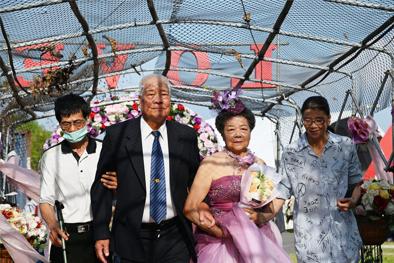 高齡88歲的林阿公在子女陪伴下與結縭63年的老婆走上紅毯
