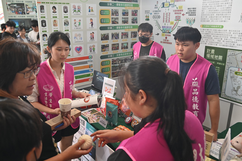 參與開發銀髮友善食品的同學也用心地跟民眾介紹產品特色