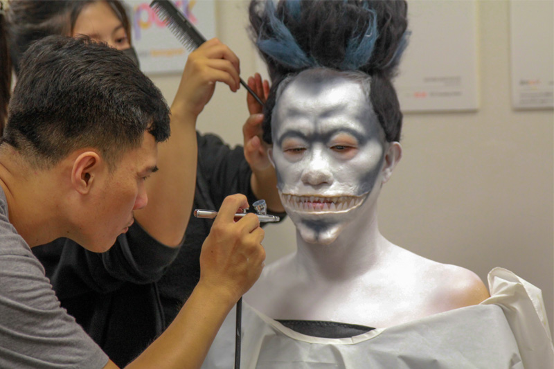 嘉藥粧品系師生協助來賓完成彩妝與特效妝容