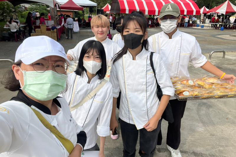 嘉藥團隊手作酪梨鹽可頌、幸福餅、雪Q餅及蔓越莓雜糧餅乾等產品進行義賣