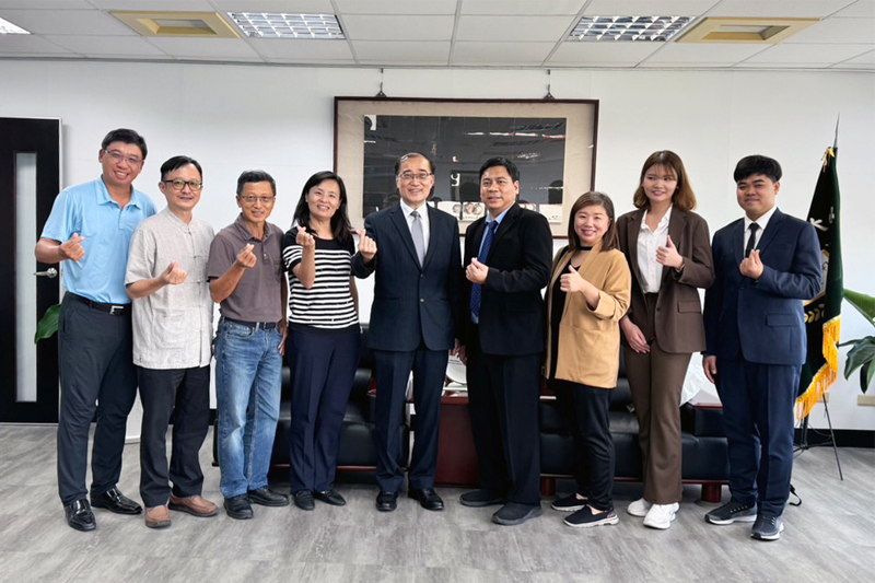 泰國孔敬大學環境工程系教授(右四)率領泰生來到台南拜訪嘉南藥理大學