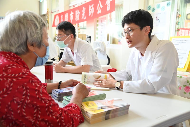 營養系校友吳典亞考取營養師證照進入華信國際醫藥，並配合計畫進入社區提供營養諮詢服務