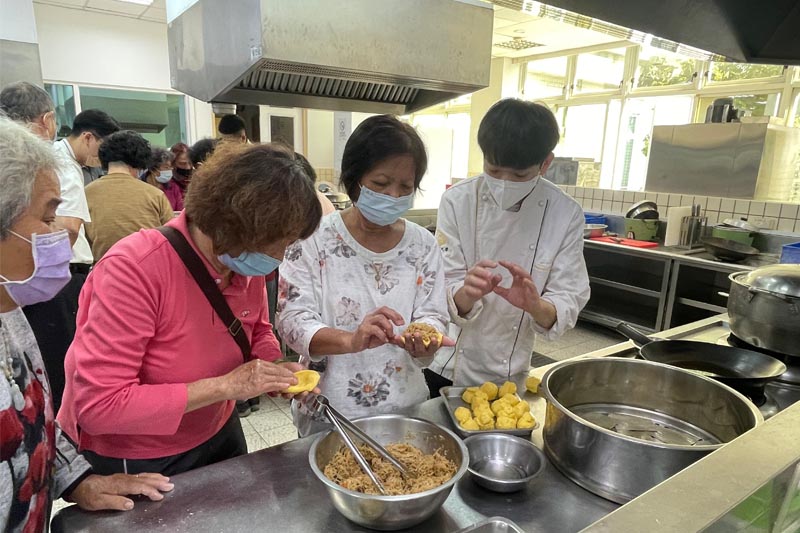 嘉藥餐旅系學生與關廟社區長輩一起共顯手藝