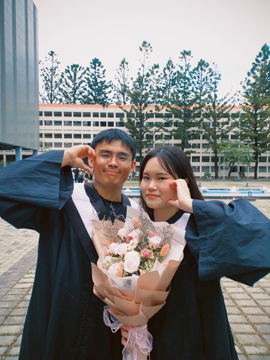 雷才瑜與其男友盧弘裕在畢業當年度都考取社會工作師資格