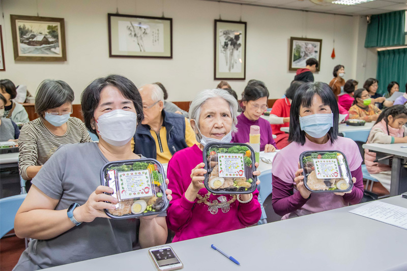 嘉藥江慧玲營養師調配多元營養的健康餐點提供參與分享會長者享用