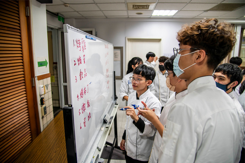 餐旅系學生們絞盡腦汁設計充滿節慶感的低碳菜單