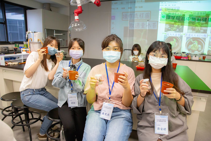 參與學員開心帶著自己的植物組織培養作品回家