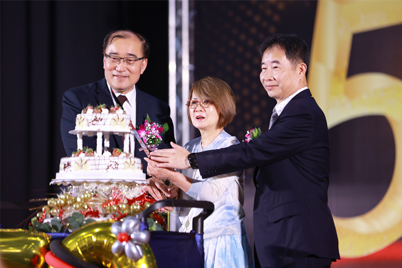 嘉藥校長錢紀銘、董事薛淑惠及校友總會長許有杉(左至右)代表切蛋糕