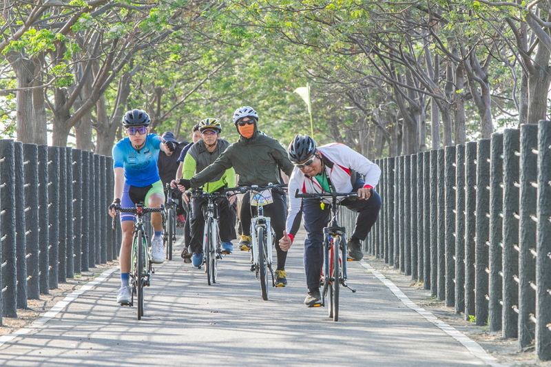 運管系鄭欽嬴老師及自行車隊選手擔任引導員