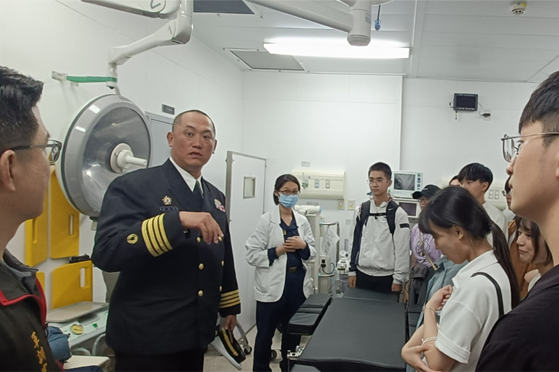 艦長林銘軒上校(左2)介紹磐石軍艦上的裝設