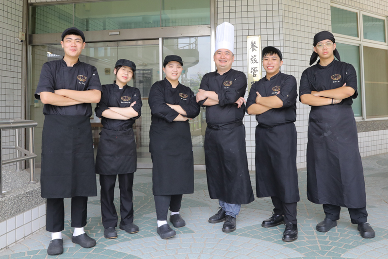 餐旅系曾楷勛老師將於6月份率領西廚培訓隊員至馬來西亞參加國際比賽。