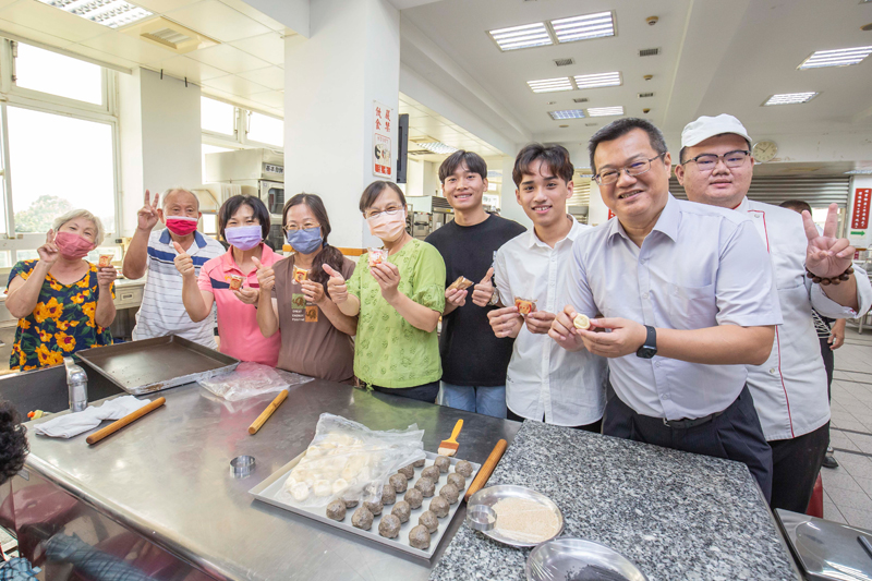 嘉藥智慧學院院長薛雅明(右)也一同與國際生、長輩手作月餅