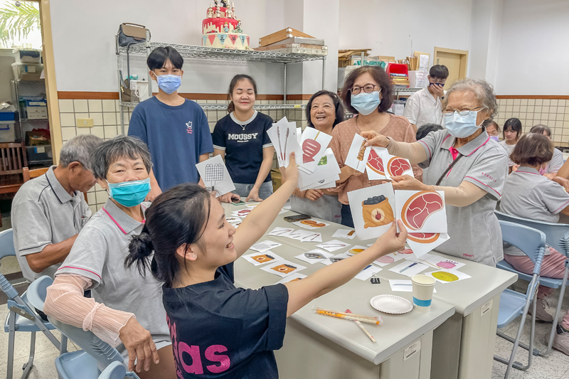 支援前線遊戲拉近長輩與大學生的距離