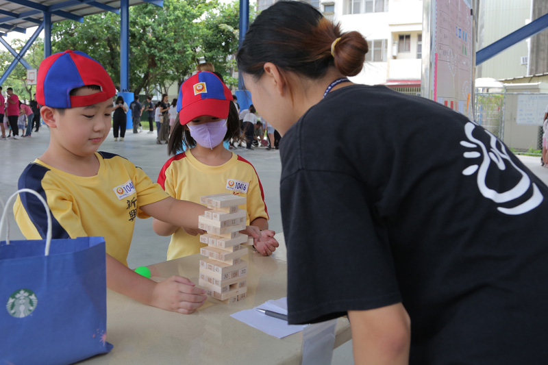 嘉藥大學生引導國小孩童闖關遊戲