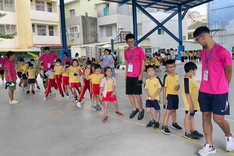 嘉藥大學生與國小孩童透過遊戲建立起彼此信任感