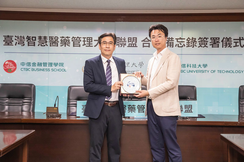 嘉南藥大副校長洪瑞祥(左)致贈嘉藥設計禮品予中金院教務長蔡惟鈞