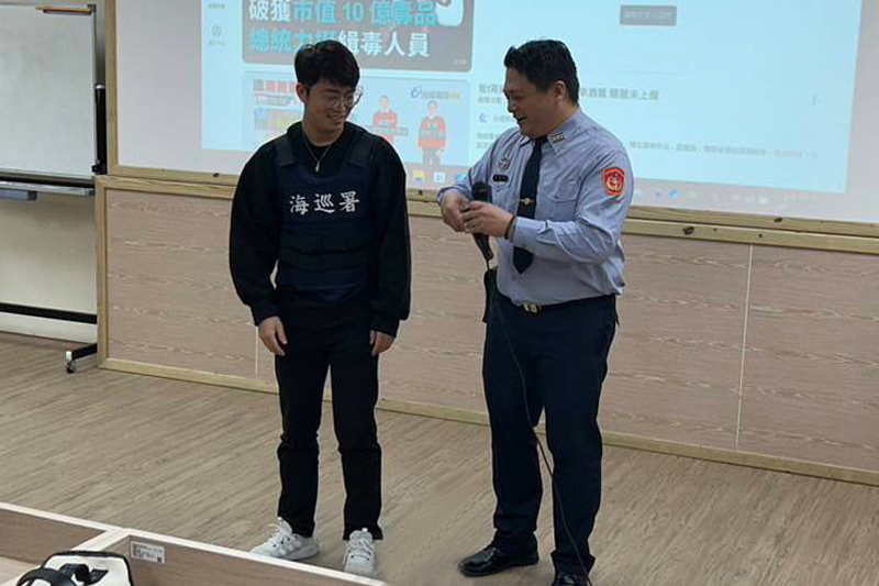 偵查員吳忠民邀請嘉藥同學上台體驗