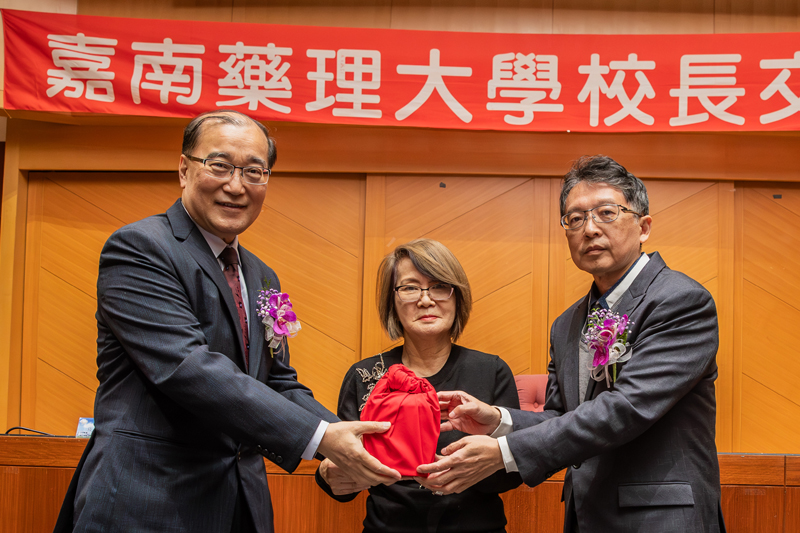 張翊峰特聘教授(右)自卸任校長錢紀銘教授手中接過校長職務