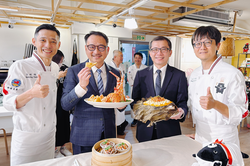 嘉藥王明煌老師(左)攜手阿勇師之子汪楚琦師傅(右)共同推廣台灣美食(左二為僑務委員會副委員長阮昭雄右二為僑商處游凱全處長)