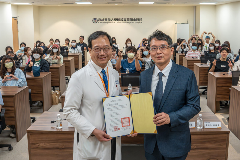 岡山醫院與嘉藥簽署合作備忘錄由副院長黃志仁(左)與校長張翊峰代表簽屬