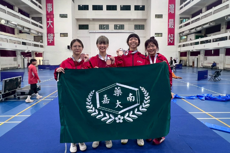 休閒一碩廖偵羽、醫管三甲包婕霖、藥學三丁王泳潔、醫管二乙陳品妤榮獲ㄧ般組女子擊劍銳劍團體銅牌