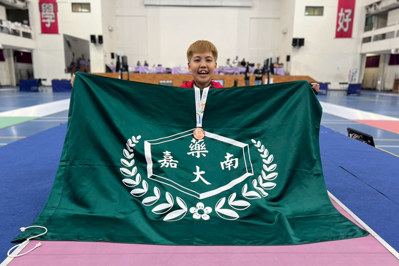 醫管系三甲許以昕 同學參加114年度全國大專運動會榮獲ㄧ般組女子擊劍鈍劍銅牌