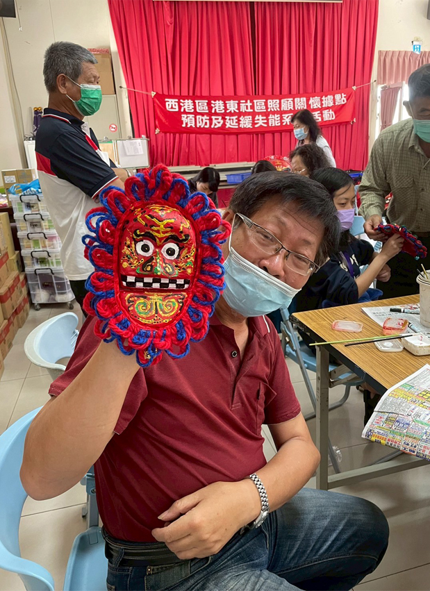 長輩開心秀出自己做的獨特獅面具