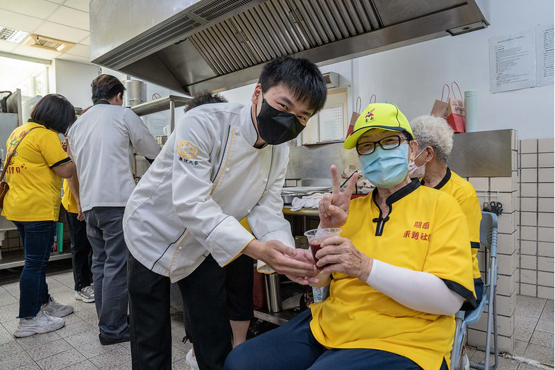 透過「青銀共煮」推動飲食教育與世代交流提前歡度母親節