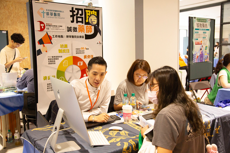 同學至攤位面試了解職缺需求