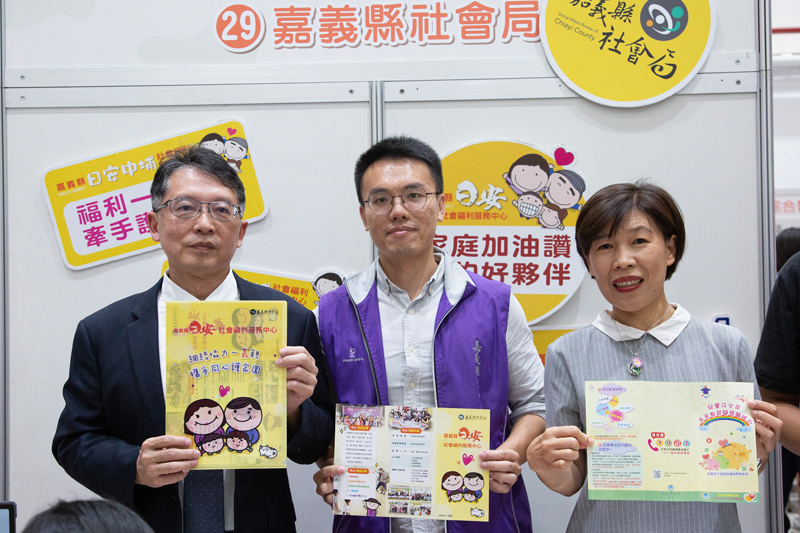 校長張翊峰(左)親自了解現場廠商設攤情況