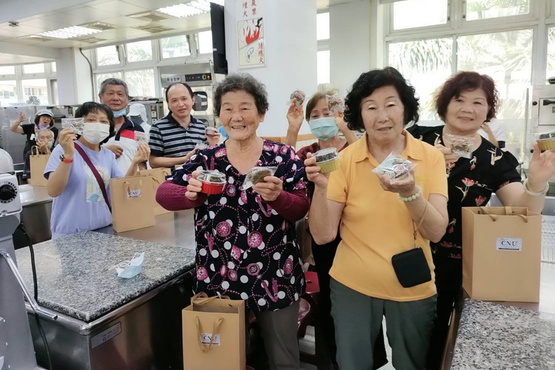 西港長輩開心做點心滿載而歸回家