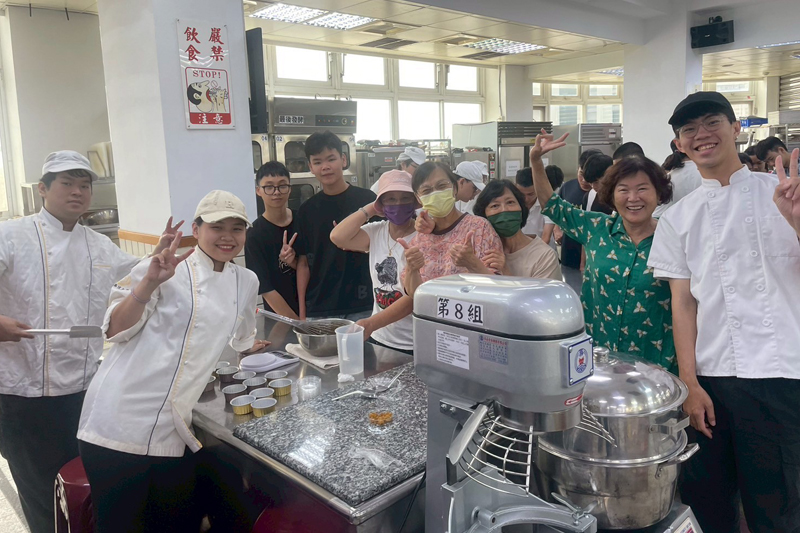 嘉藥學生與長輩開心製作芝麻點心