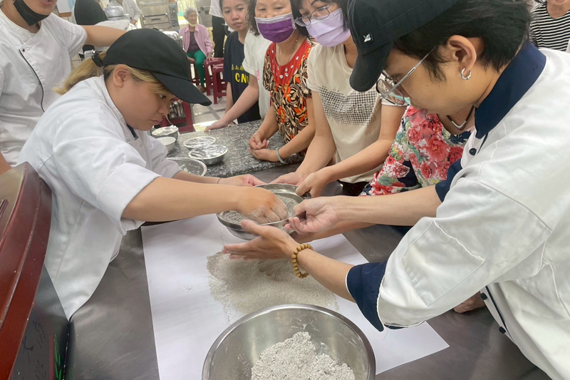 嘉藥餐旅系學生分小組教導長輩及越南生製作芝麻點心