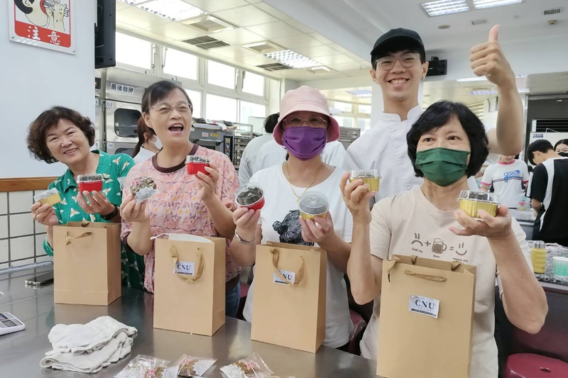 西港區長輩與嘉藥餐旅系同學跨世代交流製作芝麻系列點心