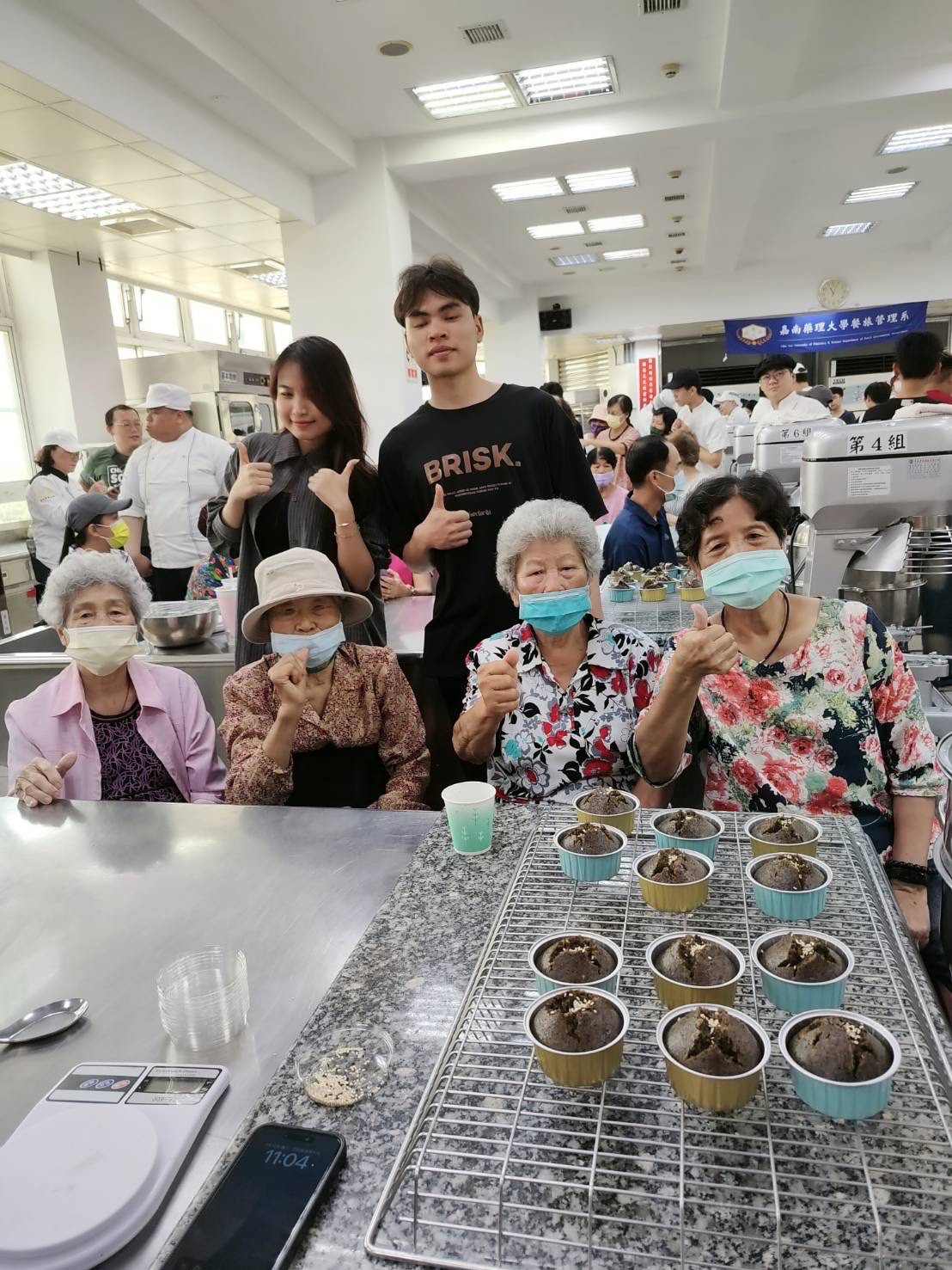 西港區長輩與國際生芝麻黑糖糕初體驗