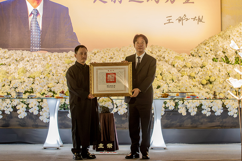 總統褒揚令由賴清德總統頒贈 王前董事長長子王嘉駿代表接受