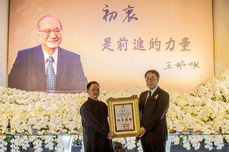 臺南市市長黃偉哲頒發卓越市民狀