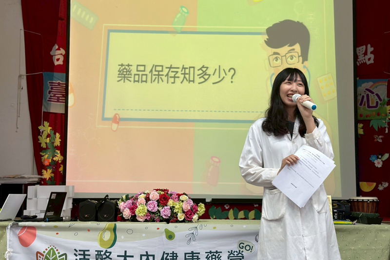 嘉藥藥學系吳毓娟同學，發揮所學現場教導長輩用要注意須知