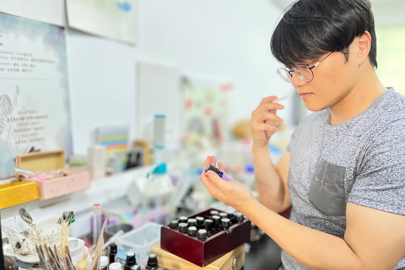 陳晁嘉同學在創作過程中學以致用並融合個人美感與技術成功塑造具國際水準的香氛創作