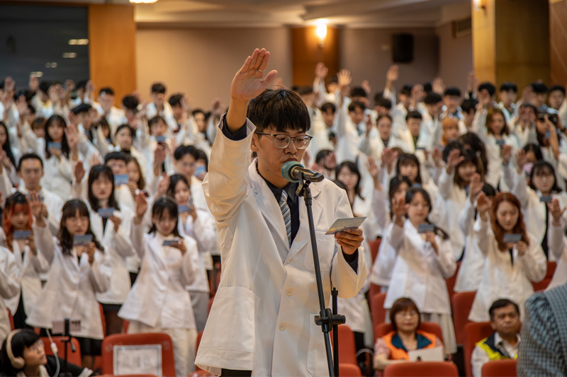 藥學系系會長陳煒翔帶領全體實習生宣讀藥師誓詞