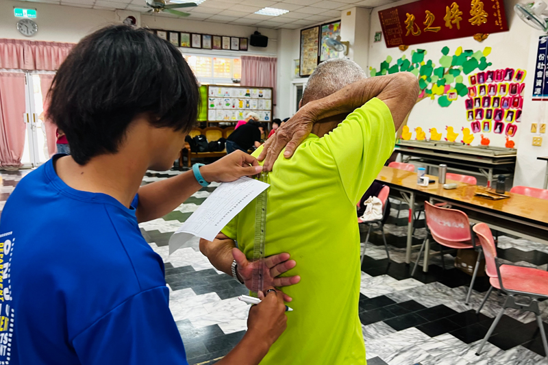 嘉藥學生協助長輩做上肢抓背檢測