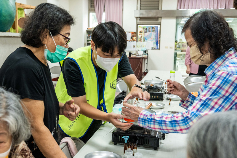 石子瀨社區長輩在嘉藥學生協助下進行DIY活動體驗
