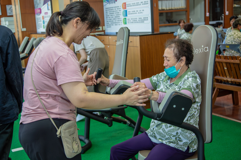 協助長輩體驗阻力設備
