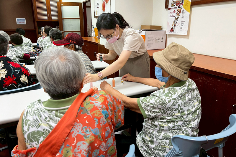 協助長輩調製精油