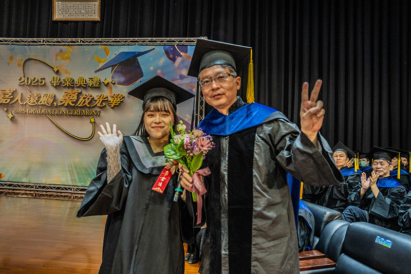 畢業生代表贈送花束感謝嘉藥四年來的栽培